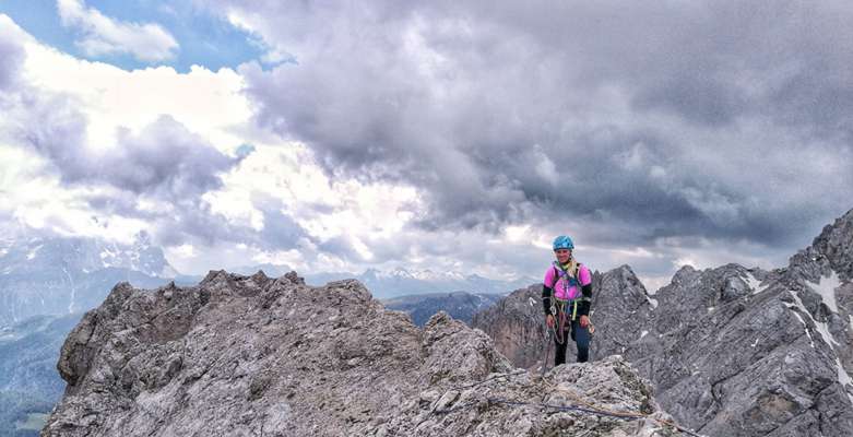 Giorgia Felicetti su l’ultima cresta endèna la repetizion de la Via de la Fessura Gialla a la Tor Enrica del Jigolé. (foto da planetmountain.com)
