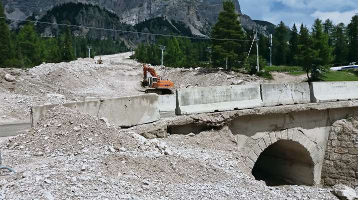 El pontejel del stradon 48 de ra Dolomites, agnó che el Ru de ra Graes el se bicia inze ra Begontina: ca r'aga r'à copà Carla Catturani, del 2017. In fajarà un pi gran, longo 50 metre, par tre milioi e meśo de euro.
