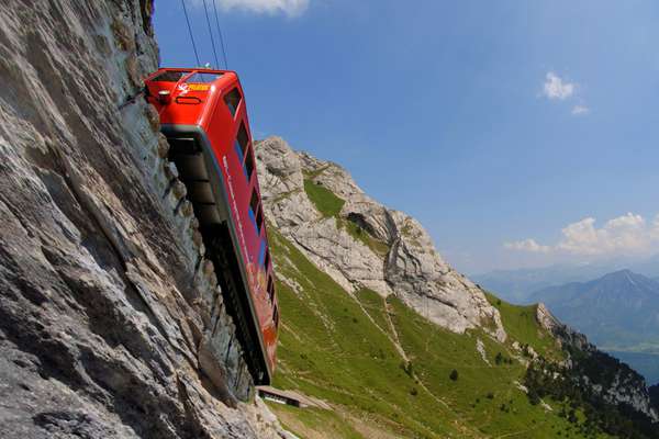 La cremagliera più erta del mond a Alpnachstad te la Svizera.
