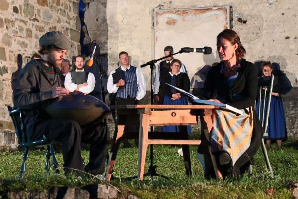 Veronica Rubatscher porta dant na rima de Felix Dapoz, cun acompagnamënt de Jan Moling. (© Pablo Palfrader/La Usc di Ladins)
