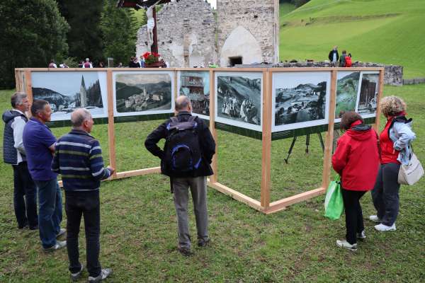 Na mostra de fotografies metüda fora a Dlijia Vedla. (© Palfrader Pablo/La Usc di Ladins)
