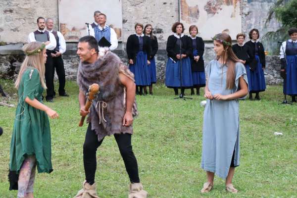 Chi dl teater á daidé abelí. (© Pablo Palfrader/La Usc di Ladins)
