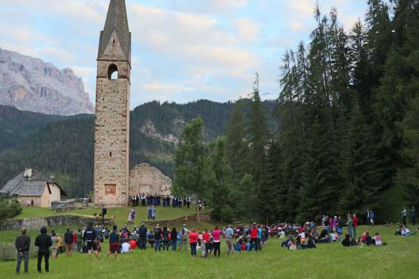 La jënt rovada a Dlijia Vedla. (© Pablo Palfrader/La Usc di Ladins)
