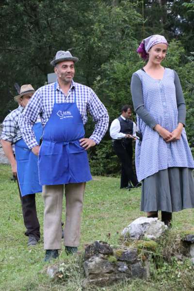 Chi dl teater á daidé abelí. (© Pablo Palfrader/La Usc di Ladins)
