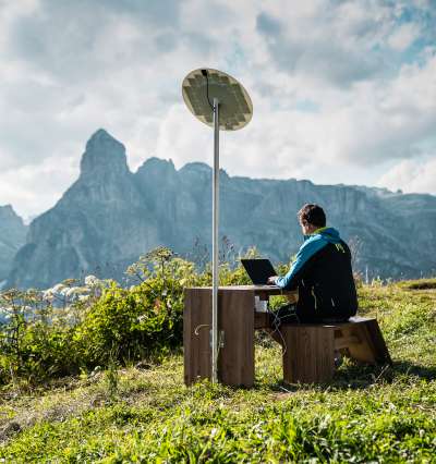 N ofize amesa la natöra por fá ia i laurs plü de prescia. Chësc é meso en chësc isté tl’Alta Badia. (foto: Mattia Davare)
