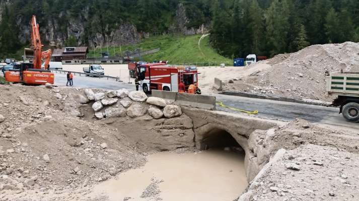 El pontejel del stradon 48 de ra Dolomites sora el Ru de ra Graes 'l é masa pizo; d'outon i scomenza a in fei su un pi gran, longo 50 metre, par 3 milioi e meśo de euro.
