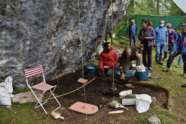 I archeologhe i jaa su ra monte de Pra Comun, in Jou, par saé algo depì de i ome che śia a ra caza, che vivea su ra nostra Dolomites, śa undesmile ane.
