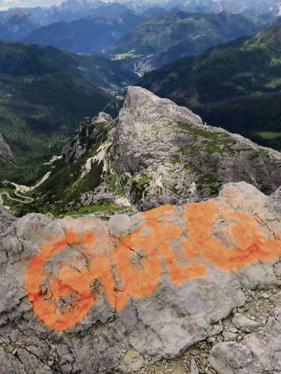 El spegazo che i à fato su ra croda del Lagazuoi; ades i 'l à beleche netà via, ma vanza un burto segnal.
