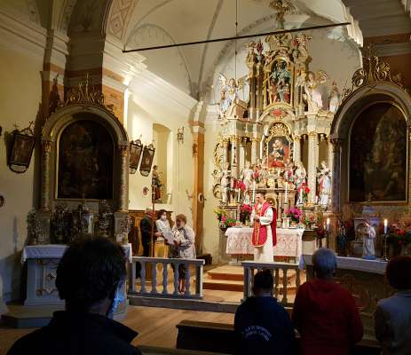 Siur Stefano tratan mëssa a Pliscia.
