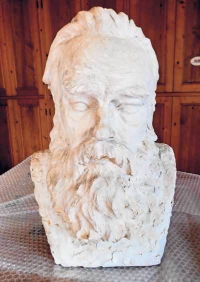 El bust del scultor Andreas Crepaz »Polonát« scinché al Mujeo Ladin Fodom da la neoda Dorothea.
