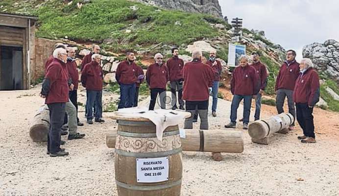 El Coro Cortina ‘l à fato el prin conzerto de sto an su dal rifujo Averau, col maestro noo Renzo Rebeschini.
