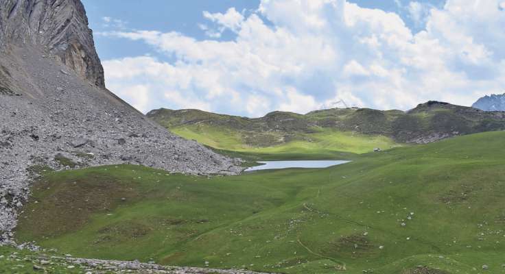 El lago de Foses, chel pi gran, una śoia inze ‘l verde del ciadin. El bel de ra natura e el laoro de ‘l òn, sote ra Croda del Beco.
