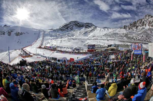 Le gran spetacul dal vi söl dlaciá dl Rettenbach sura Sölden sciöche dan trëi agn ne saral nia plü! (foto: sölden weltcup)
