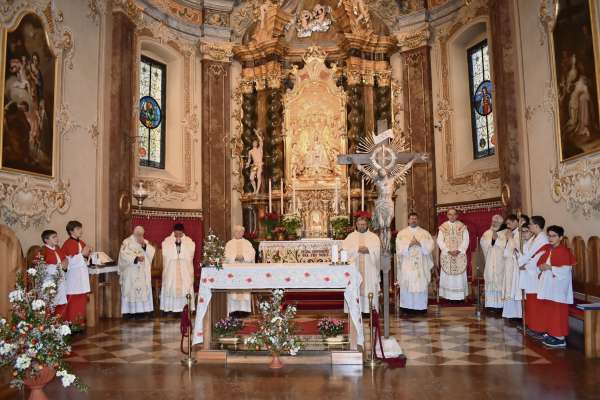 Ra mesa granda par ra festa de voto ai 19 de jenaro del 2019, inze ra jeja de ra Madona de ra Difesa, con el vescovo da Belun – Feltre, co i prees e i frates de ra parochia de i sante Felipo e Iaco, con frate Leone Rossato, tornà in Anpezo par chera ocajion. Inalora negun se pensaa che un an dapò i frates de San Franzesco i aea da s'in śì.
