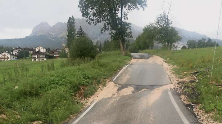 Soute, bujes e upes, deboto da no podé pasà, su ra strada intrà Crignes e Meleres, e conpain ves Mortija: 'l é un de i laore pi grei da fei, par comedà ra strades de comun in Anpezo.
