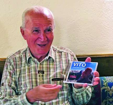 Vito Macchi con l cd de sonèdes de orghen da mantech che ge era stat donà jai egn dai amisc fascegn.
