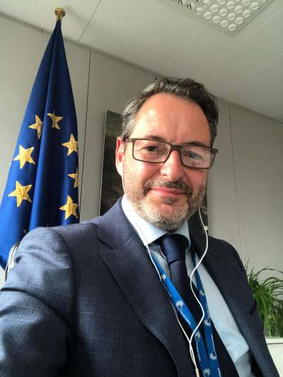 L Funzionar del parlament European Alessandro Chiocchetti da Moena.
