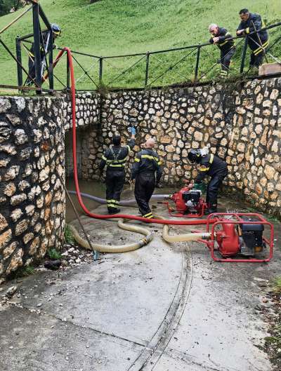 I ponpier^e al laoro in Val, a toi fora r'aga da ra ciaenes de 'na ciaśa.
