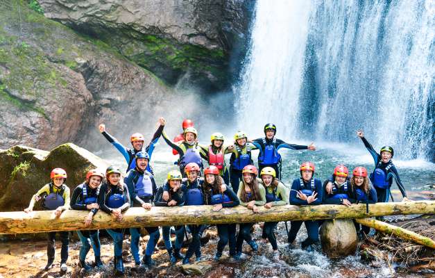 N grop de joegn che à fat rafting. (Foto: Mafalda Rigatti)
