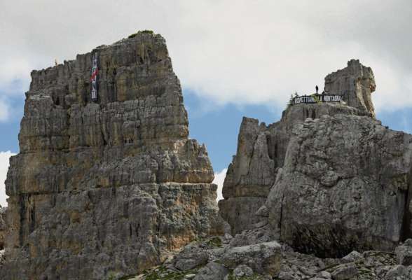 Ra scrites che i à betù fora su ra crodes de Anpezo, contra outre projete e laore su ra Dolomites.
