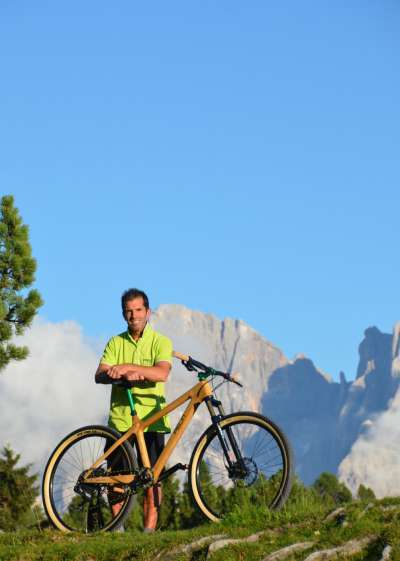 Francesco con la pruma ‘wooden bike’ fascena.
