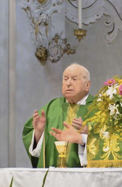 Padre Michelangelo el disc mesa inze ra jeja de ra Madona, in Anpezo, el che 'l ea coscì devoto.
