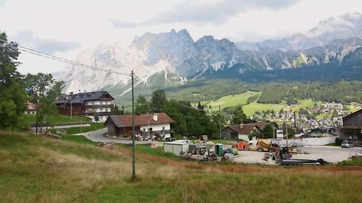 El cantier pede ra vila de Jilardon, da lourà su ra strada sote Tofana, ves Colfiere e Rumerlo. Inveze i no fajarà pi nuia intrà chera ciaśes. A man zanca, in bas, se vede el muro de ra vasca de r'aga.
