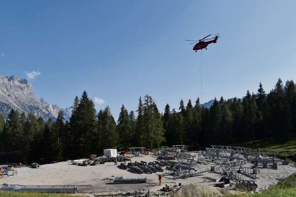 El Superpuma As322 de HeliAustria el mena su a Ra Vales i toche de 'l inpianto noo, fato da ra sozietà Funivia Tofana.
