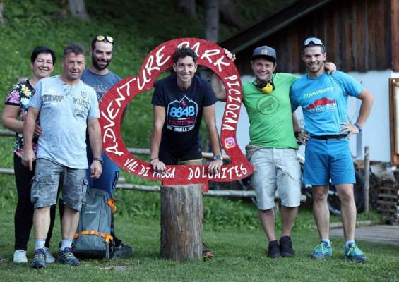 Mauro Rasom con la maia de l’Everesting e amisc e familières.
