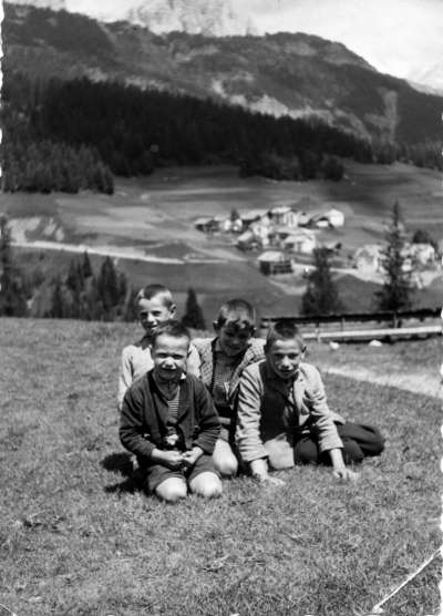 L liber met dant recorc de fac e de jent de l’istà del 1961 sun Tamion.
