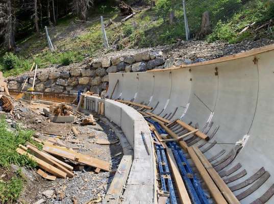 Ra pista da bob noa che i é drio a fei su a Bludenz, in Austria: da Anpezo i é sude a vede cemodo che i à fato, par inparà algo da lore. Con chera de sparagnà.
