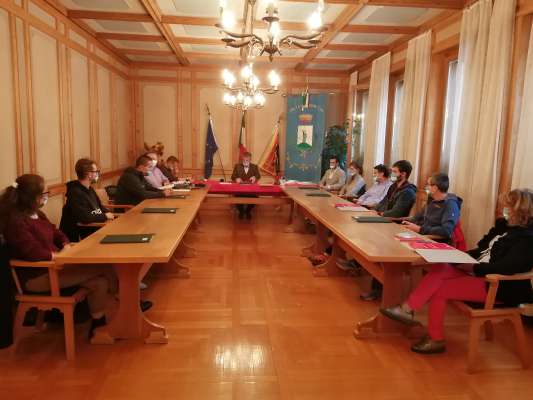 La sala consiliar del Comun da Col n ocajion de la prima sentada del nuof consilio.
