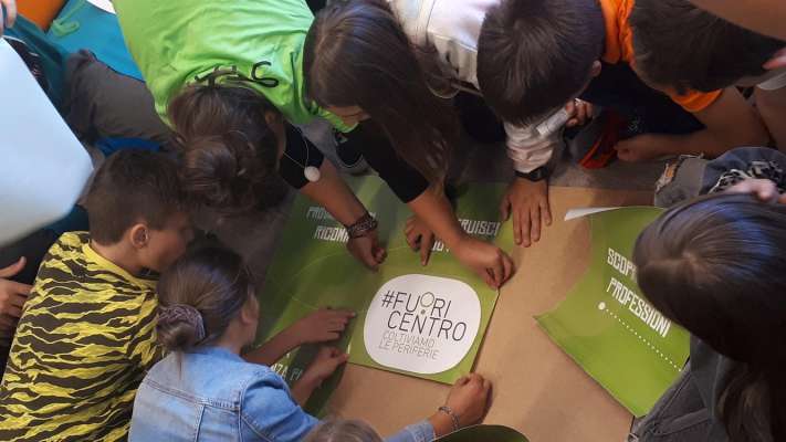 #Fuoricentro l’é n projet che vel slarièr fora l conzet che l miorament de na educazion globala di joegn ge pervegn a duta la comunità.
