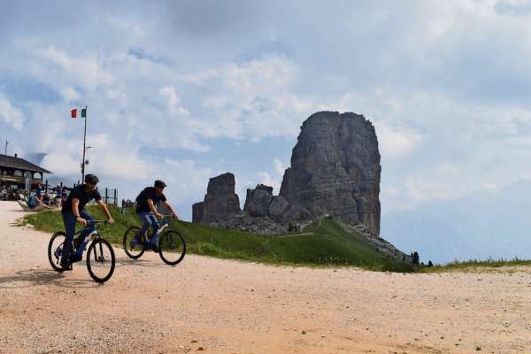 I poliziote co ra roda e-bike, in śiro par ra Val de Anpezo: ca i é su da ra Penes de Naerou.
