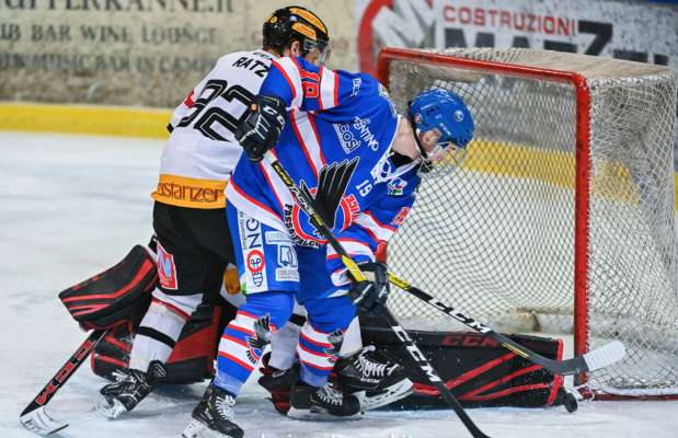 Alfeo Deluca à segnà 3 goi te l’endesfida U.19 de contra al HC Appiano (foto: Doriano Brunel).
