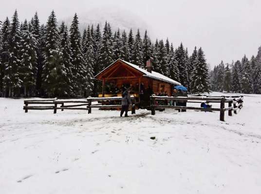 Ezio Bellodis Smalzo el pousa in Valbona. Chi de ciaśa e i amighe i 'l à scorto coscì, cemodo che 'l aea domandà el.
