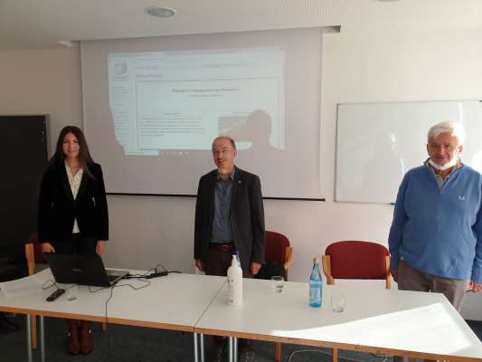 Ala conferënza stampa dla presentaziun dl start online dla Wikipedia Ladina a Balsan, cun Susy Rottonara, Roland Verra y Gian Francesco Esposito.
