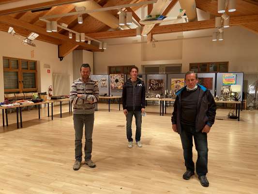 (dmc) L'organisadú dla mostra y surastant dl KVW da San Ciascian Christoph Pezzedi cun Alex Ploner y Sigfrid Pedratscher. 
