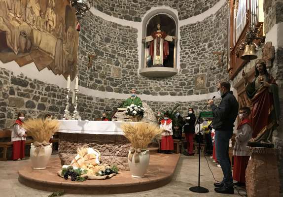 L’ombolt Giovanni Bernard à rengrazià don Mario Bravin per i prumes 5 egn fascegn.
