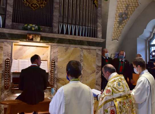 Tratan la benedisciun dl orghe. (Foto: Günther Erlacher)
