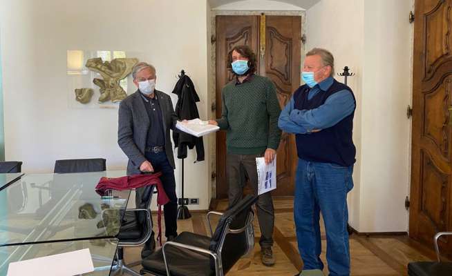 media/k2/galleries/13900/thumbs/Consegna_petizion_Marmoleda.jpg