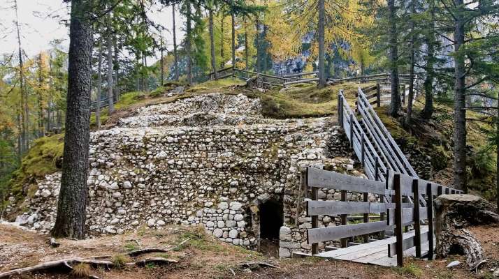 I mure del vecio castel, ciatade fora da i archeologhe, a me contà algo depì de chi tenpe coscita indalonśe.
