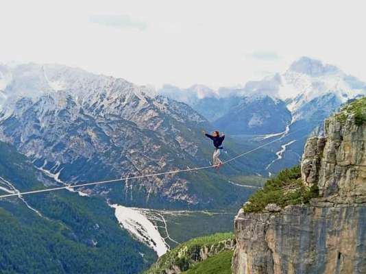 Caminà via par sora 'na slackline tacada sul voito, intrà ra Dolomites: algo de bel, ma pó ese un paricol par outra parsones.
