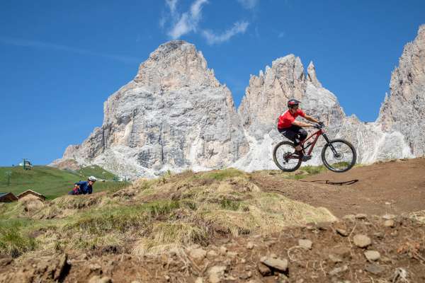 L Fascia Bike à endrezà neves percorsc tel bosch per esperc e pascioné.
