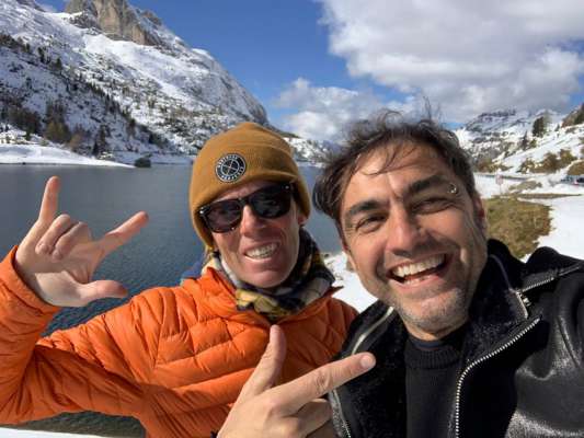 L ciantautor Marco Ligabue con l fascian Matteo Soraperra sun Fedaa.
