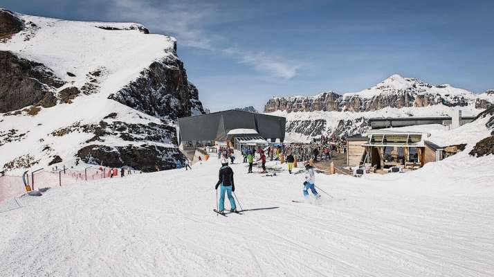 La stazion sunsom del Funifor de Chël Vesco e l Rifugio Gorza. Cianacei rivendicheia che na pert de chisc i siebe sun suo taren. (Foto da Dolomiti.it)
