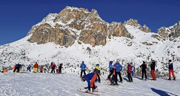 Ai 10 de noenbre del 2019, in Fuzargo, su ra pistes del Col Gallina, daante al Lagazuoi, 'l ea un grun de śente, par el prin di coi schie. Sto an sarà da spetà almanco fin da Nadà.
