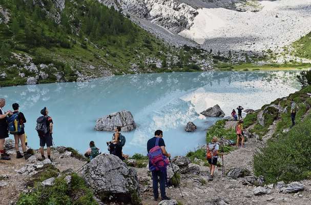 Su dal lago del Sorapisc 'l é senpre un grun de śente, pi che see d'istade, ma anche canchedun rua ades d'outon.
