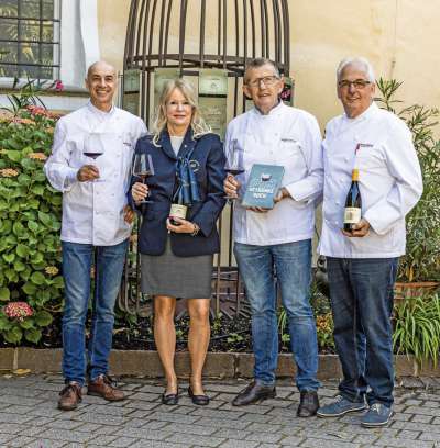 L chef Gerhard Wieser, la sommelier Christine Mayr, l chef Helmut Bachmann y l chef Heinrich Gasteiger (fotografia de Günther Pichler).
