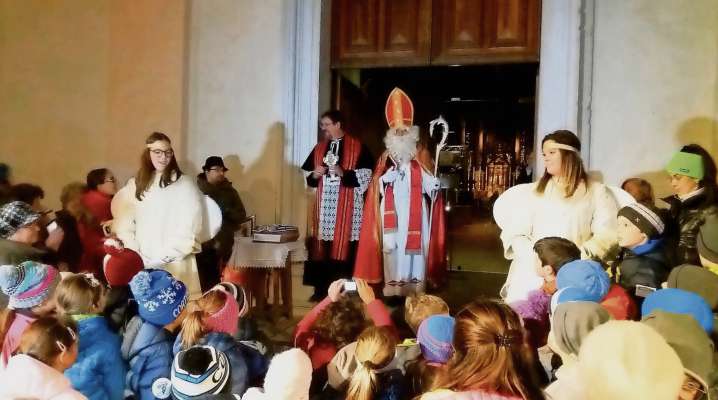 San Nicolò sul sagrà de ra jeja de San iaco, in Anpezo: a i sporśe un bon azeto 'l é el pioan don Ivano. Sta ota no se podarà fei sta bela festa, coscita el don par i pizete el rua a scora, dà fora da ra maestres.
